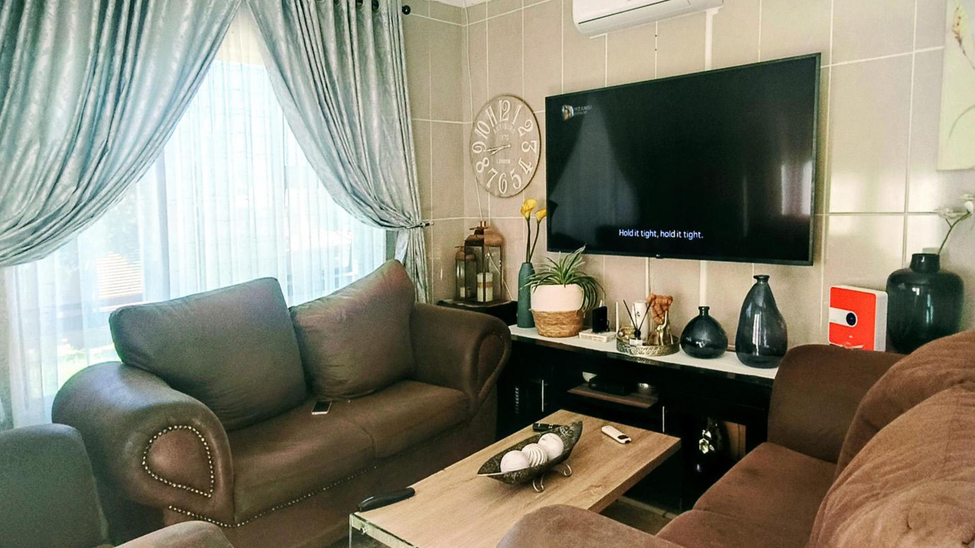 Lounges of property in Tlhabane West