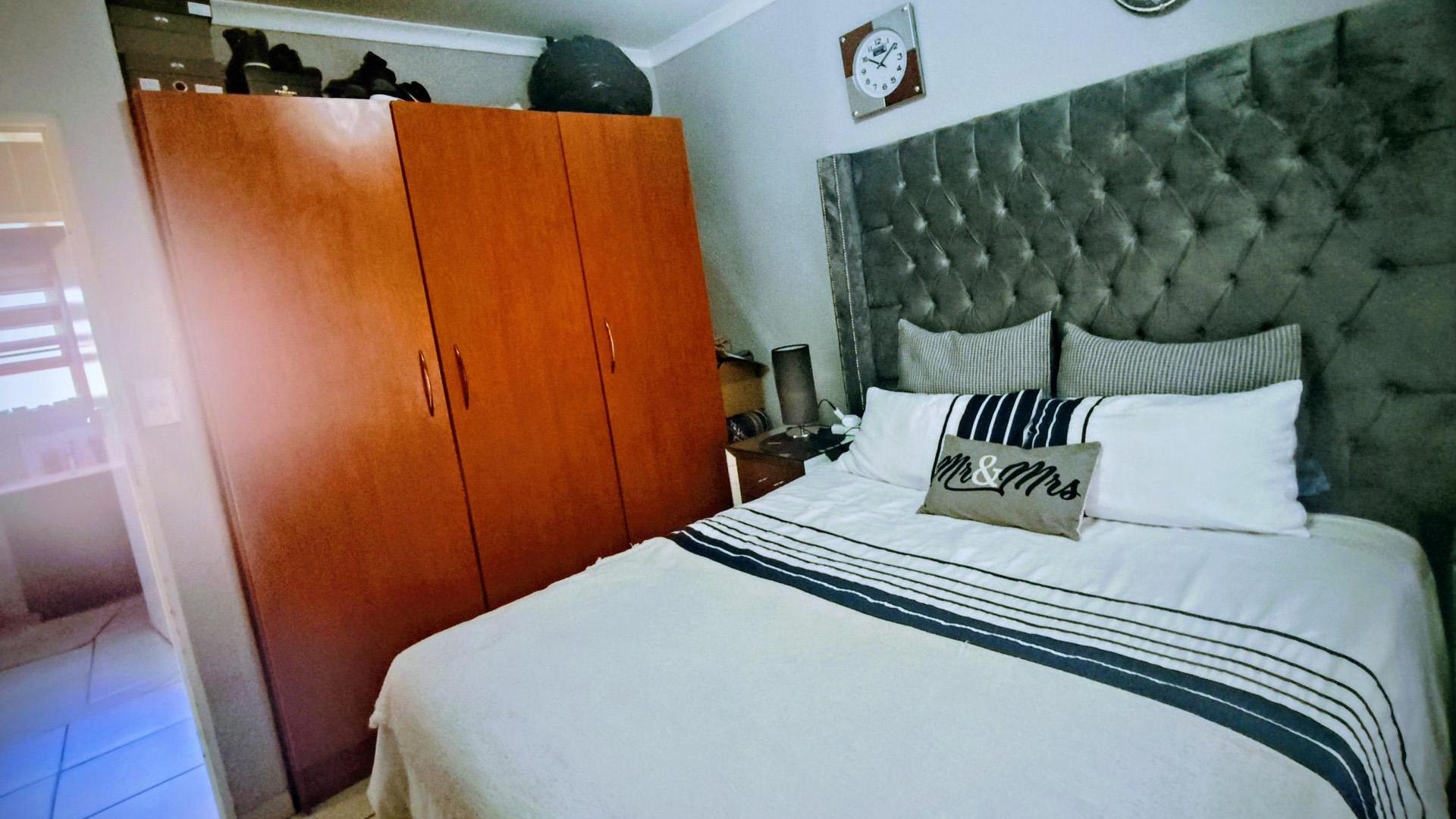 Bed Room 1 of property in Tlhabane West