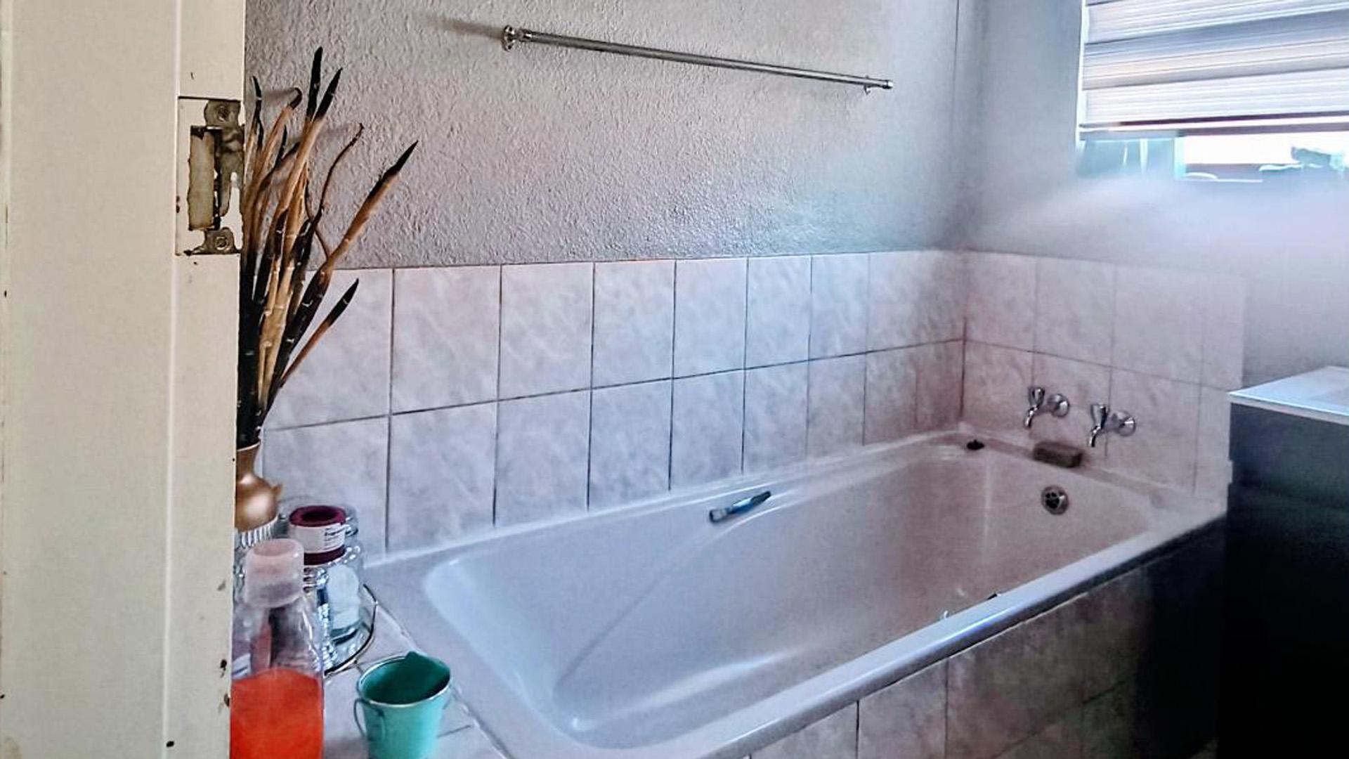 Bathroom 1 of property in Tlhabane West