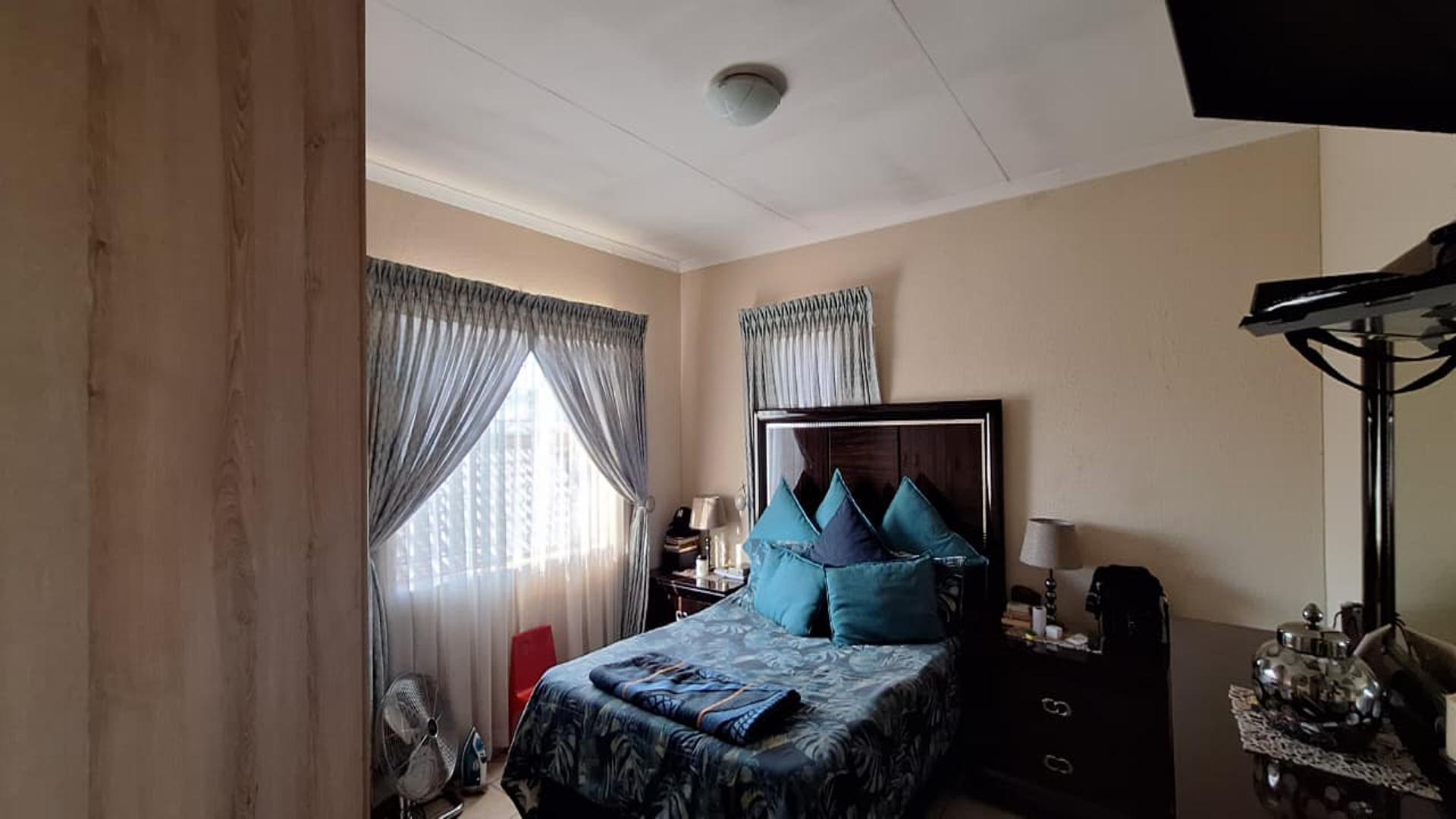 Main Bedroom - 15 square meters of property in Albertsdal