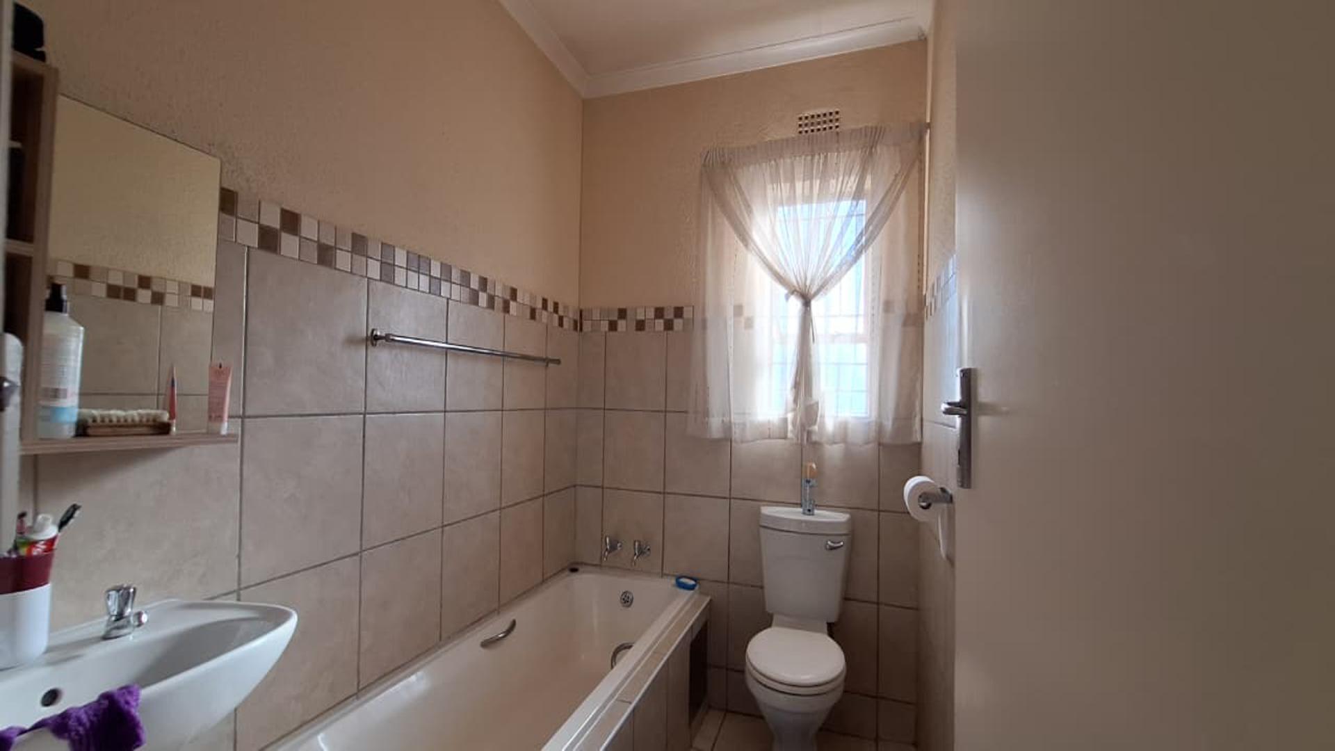 Main Bathroom - 5 square meters of property in Albertsdal