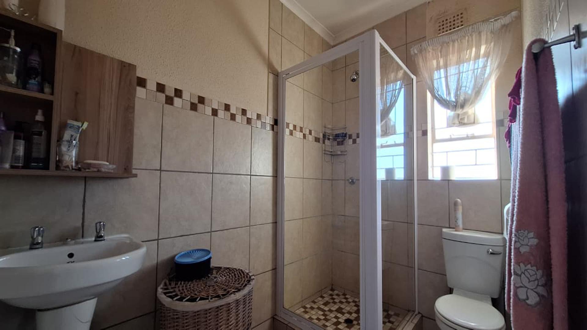 Bathroom 1 - 5 square meters of property in Albertsdal