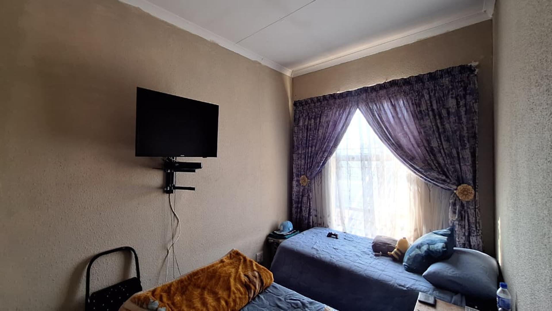 Bed Room 1 - 10 square meters of property in Albertsdal