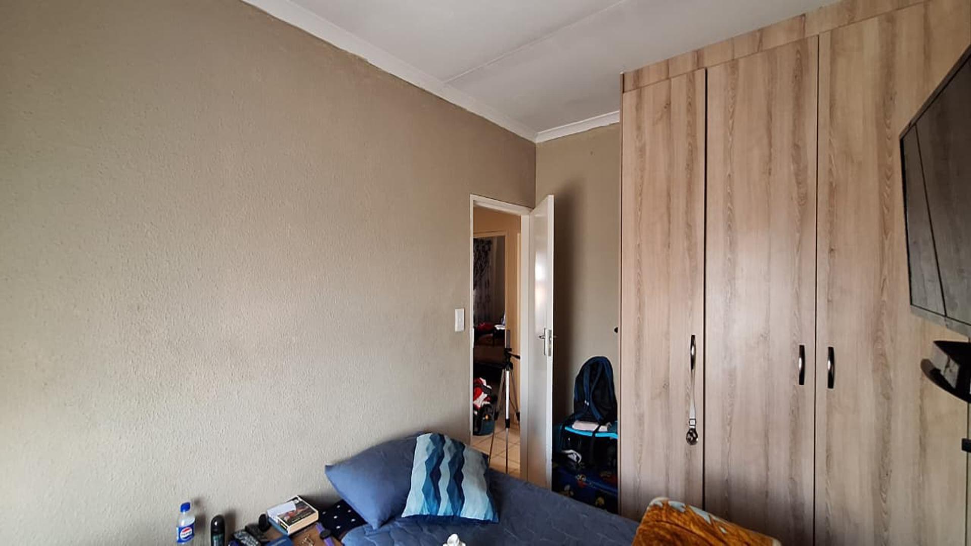 Bed Room 1 - 10 square meters of property in Albertsdal