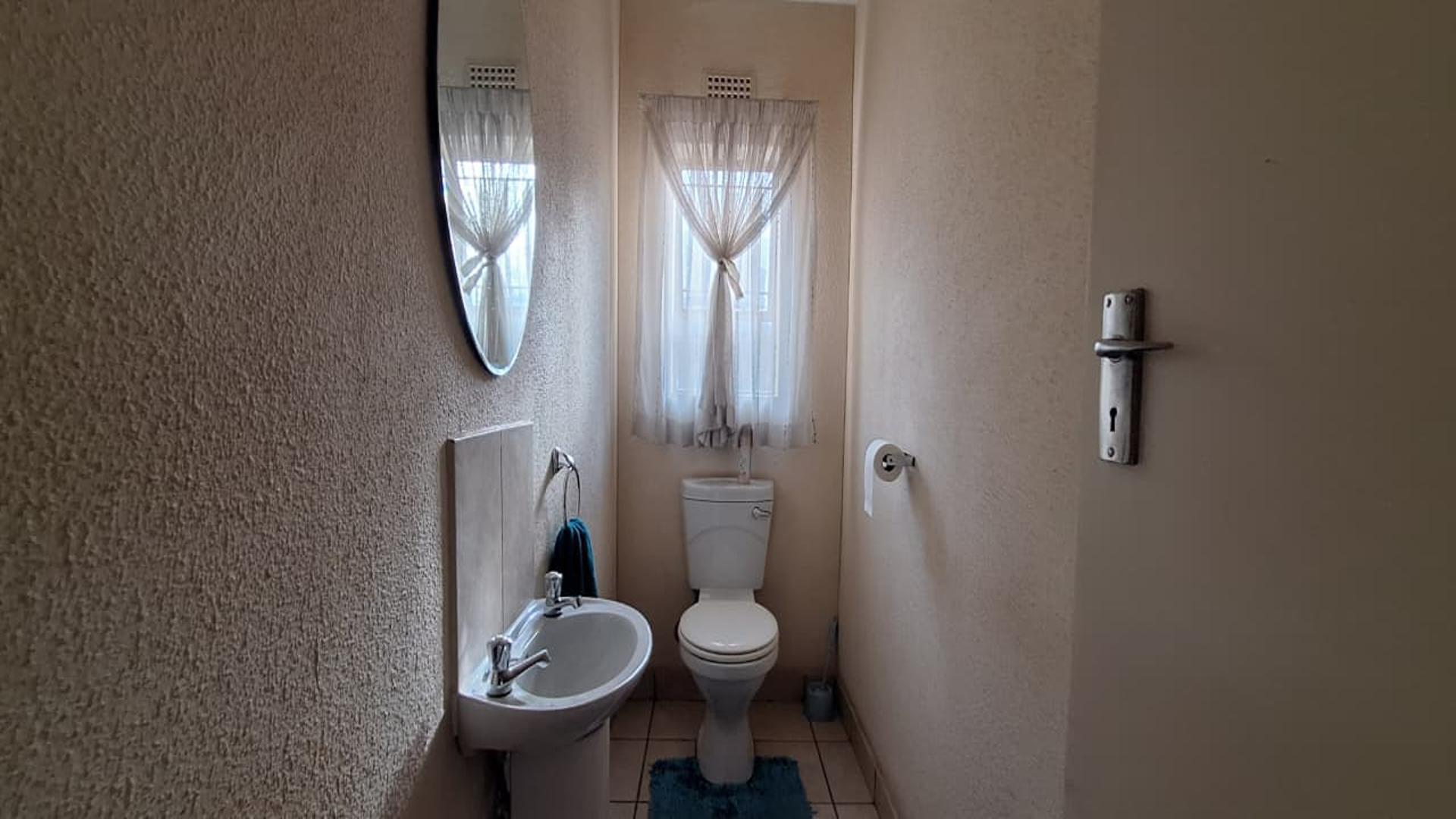 Guest Toilet - 3 square meters of property in Albertsdal