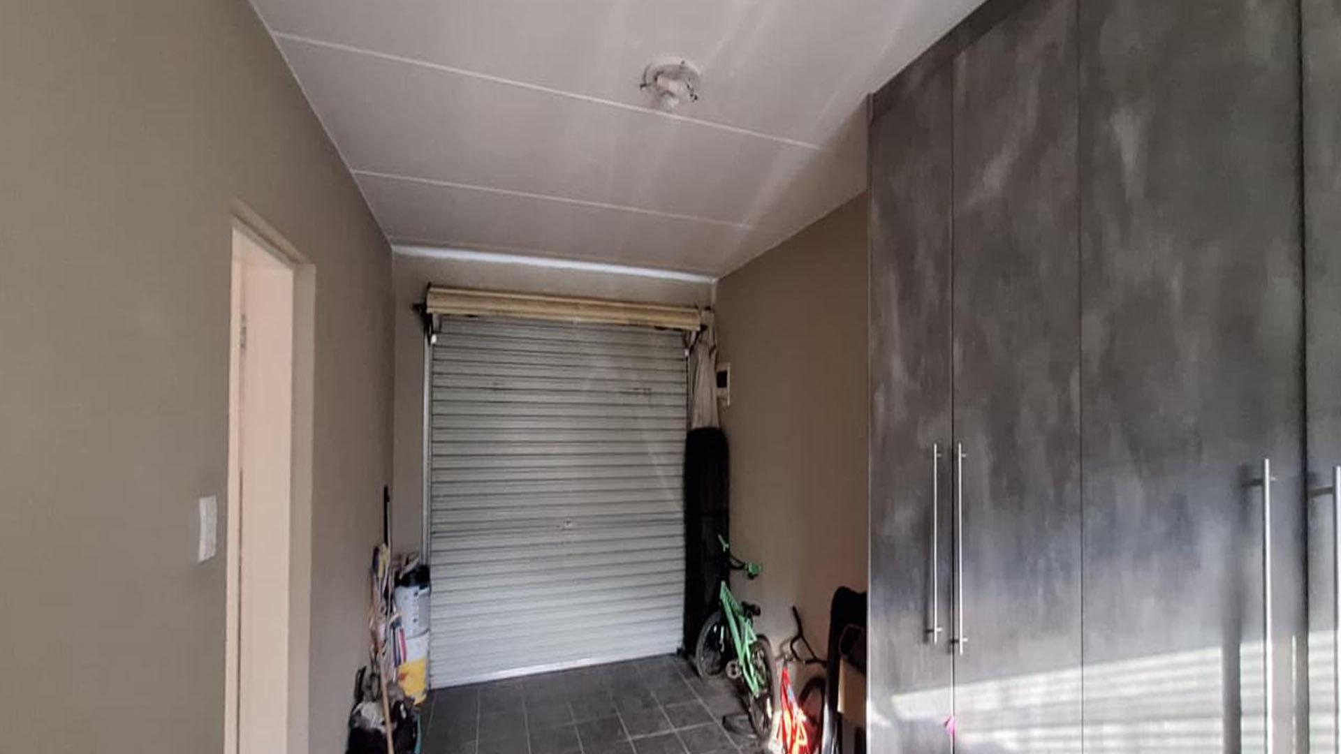 Garage - 22 square meters of property in Albertsdal