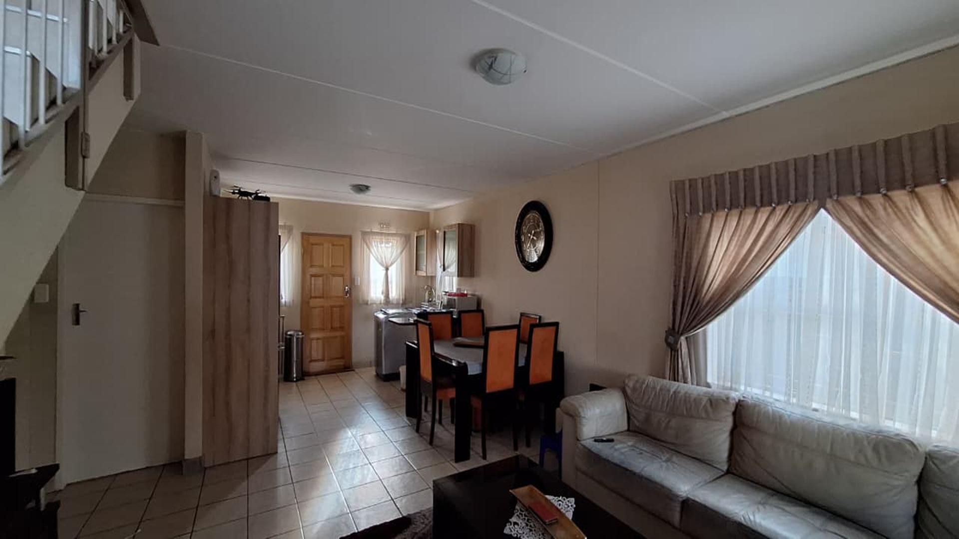 Lounges - 25 square meters of property in Albertsdal