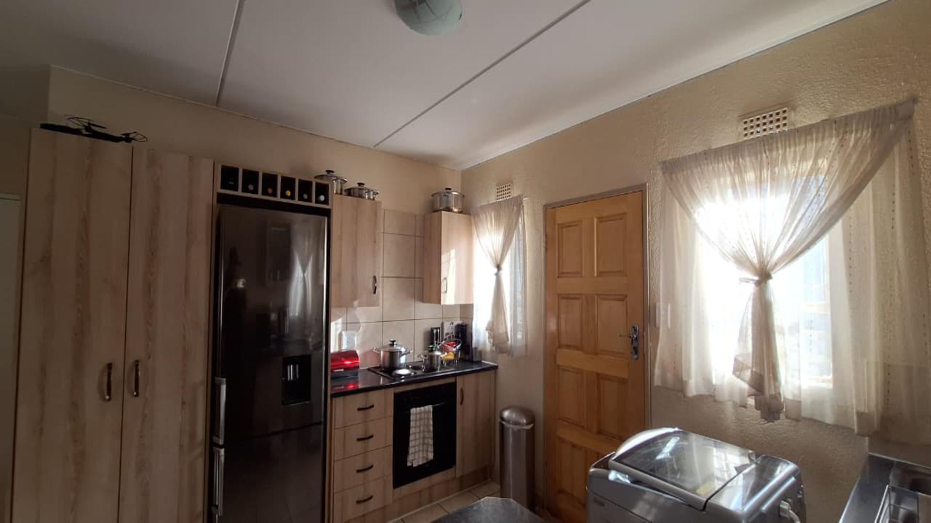 Kitchen - 12 square meters of property in Albertsdal