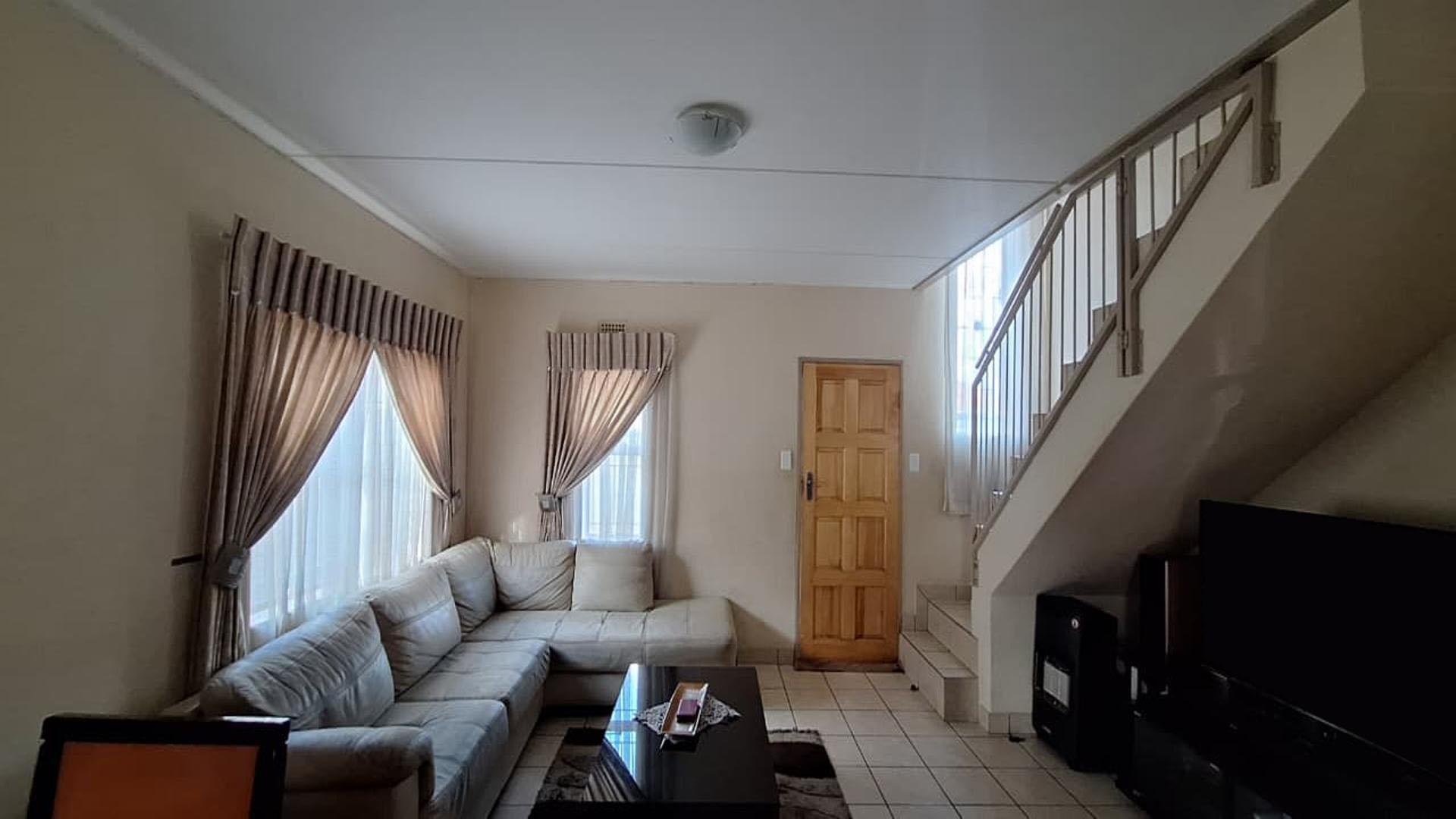Lounges - 25 square meters of property in Albertsdal