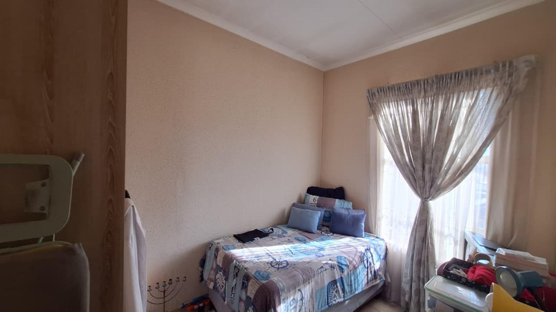 Bed Room 2 - 10 square meters of property in Albertsdal
