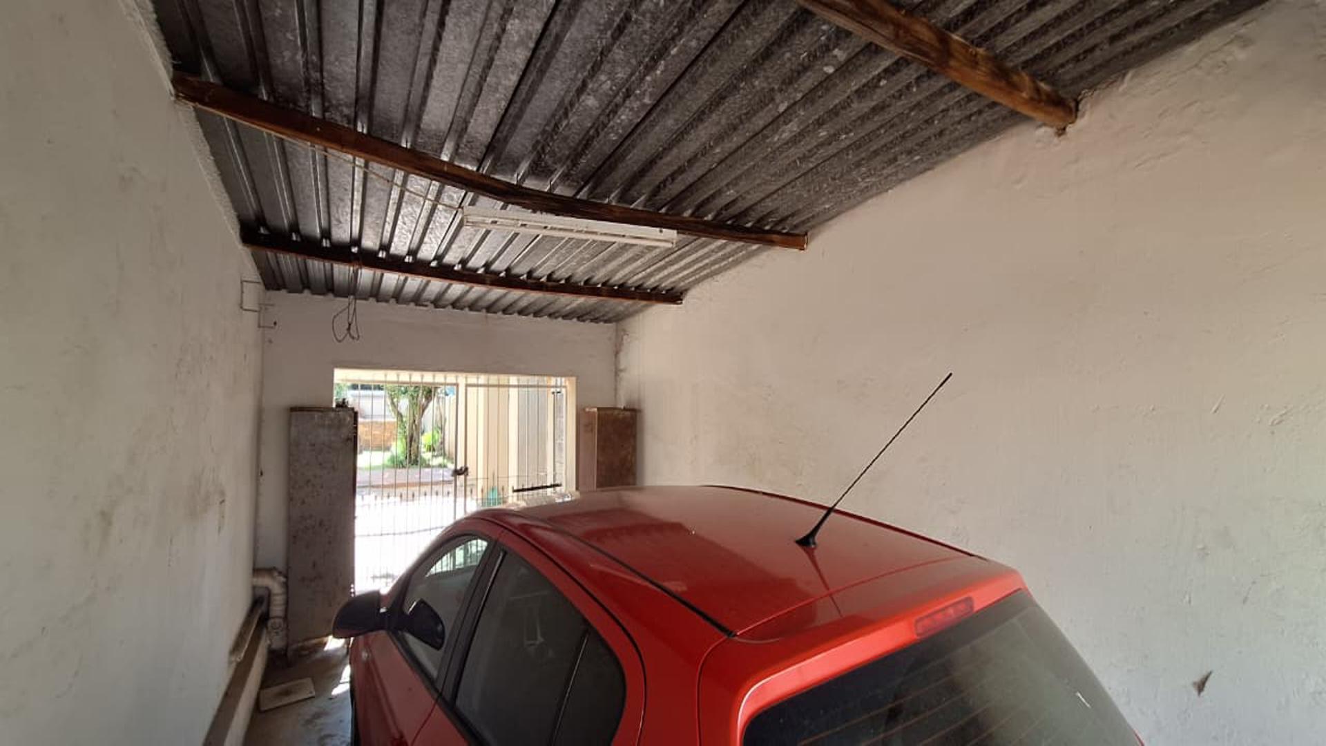 Garage - 25 square meters of property in Kensington - JHB