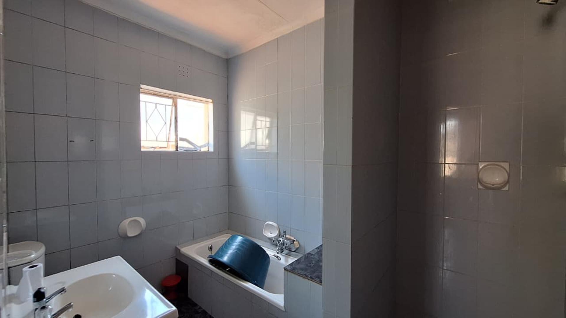 Bathroom 1 - 10 square meters of property in Kensington - JHB