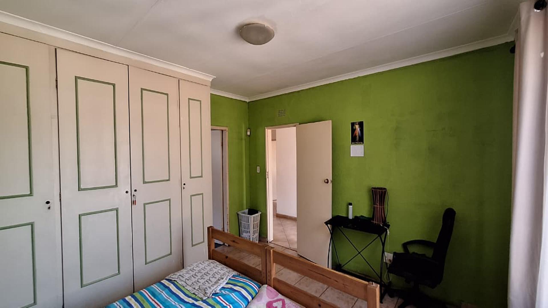 Bed Room 1 - 20 square meters of property in Kensington - JHB