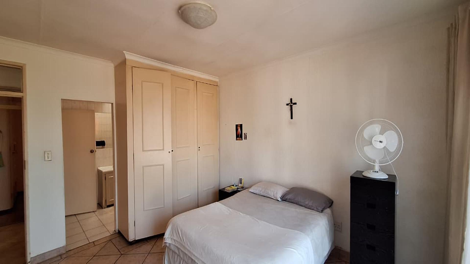 Main Bedroom - 23 square meters of property in Kensington - JHB