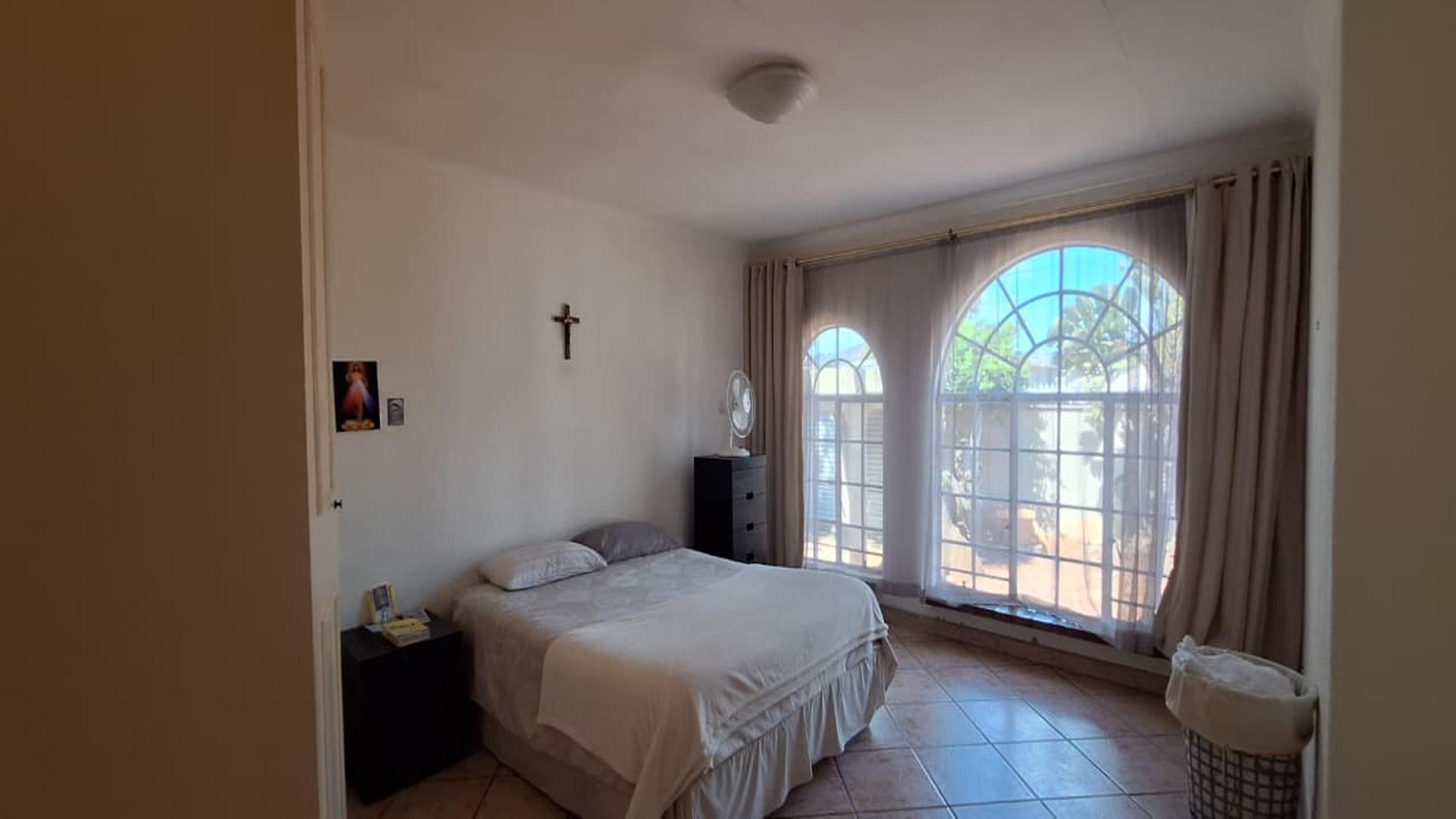 Main Bedroom - 23 square meters of property in Kensington - JHB