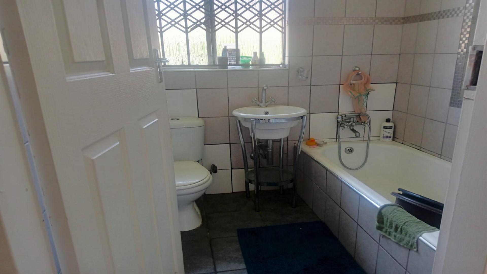 Bathroom 1 of property in Modder East