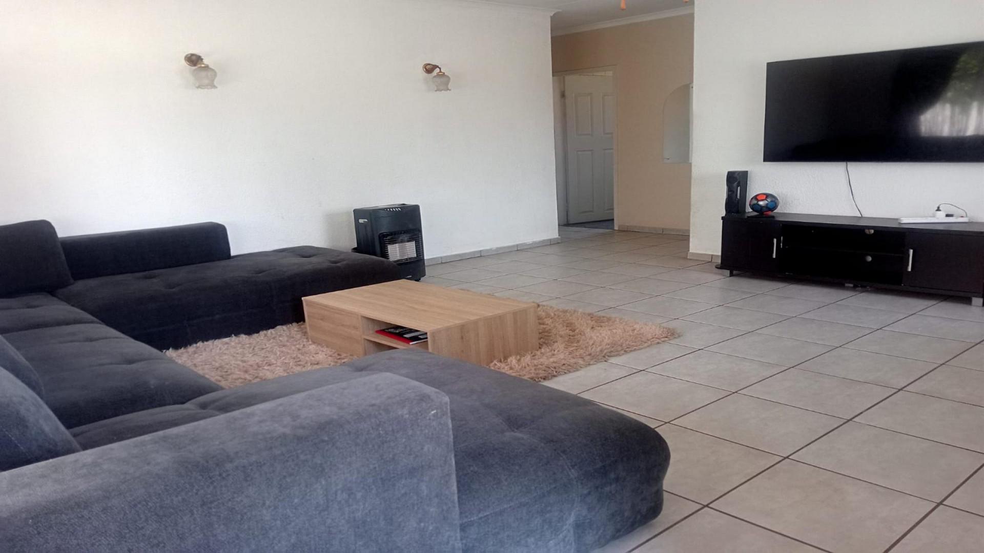 Lounges of property in Modder East