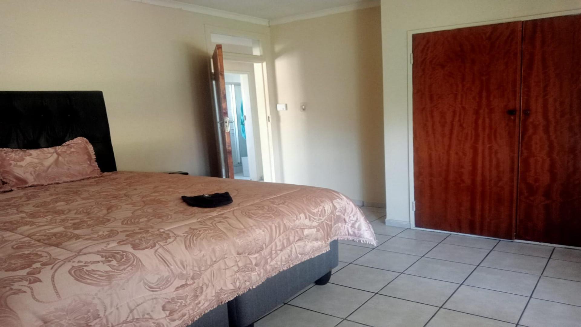 Bed Room 1 of property in Modder East