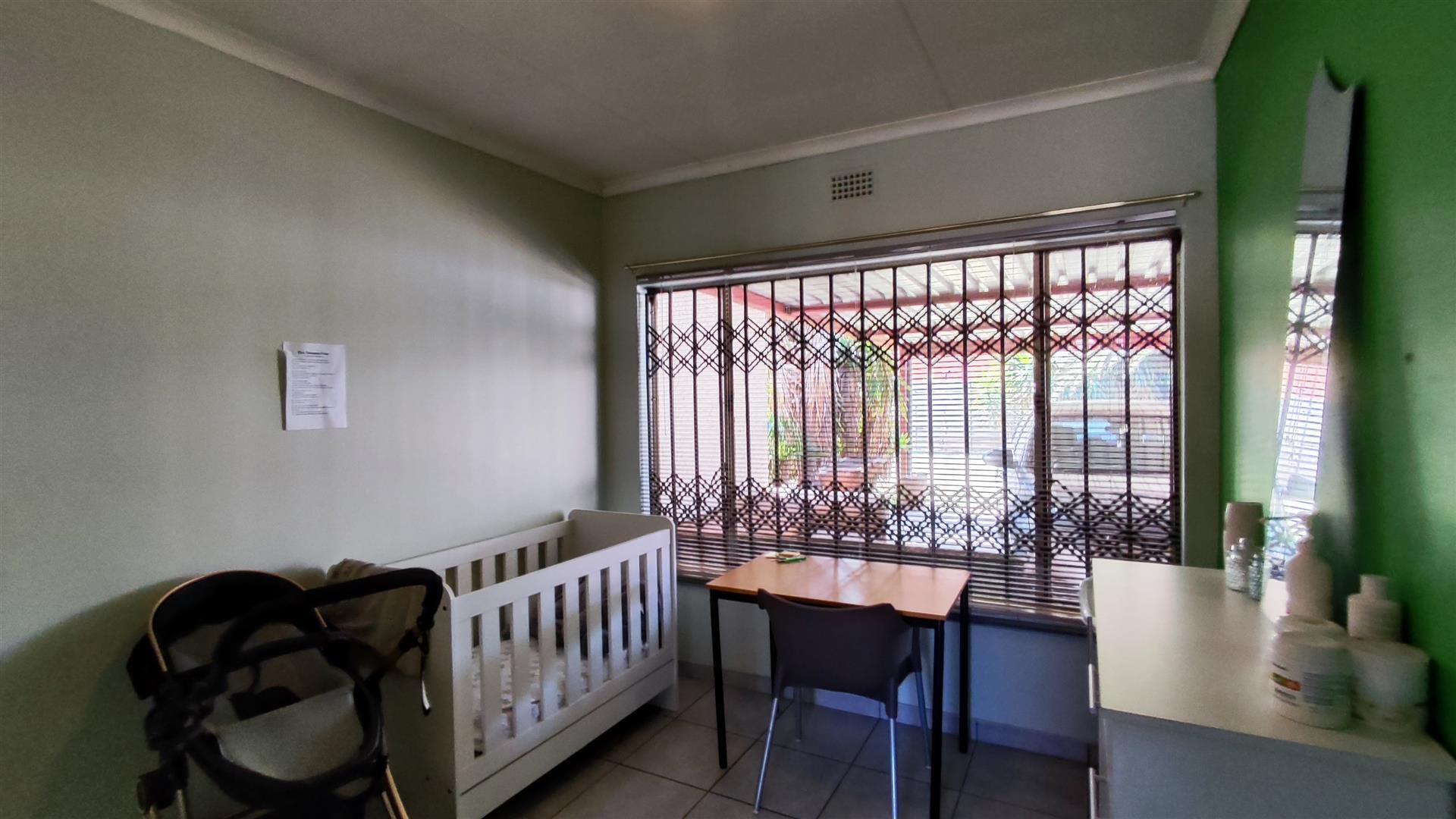 Bed Room 1 - 12 square meters of property in Modder East