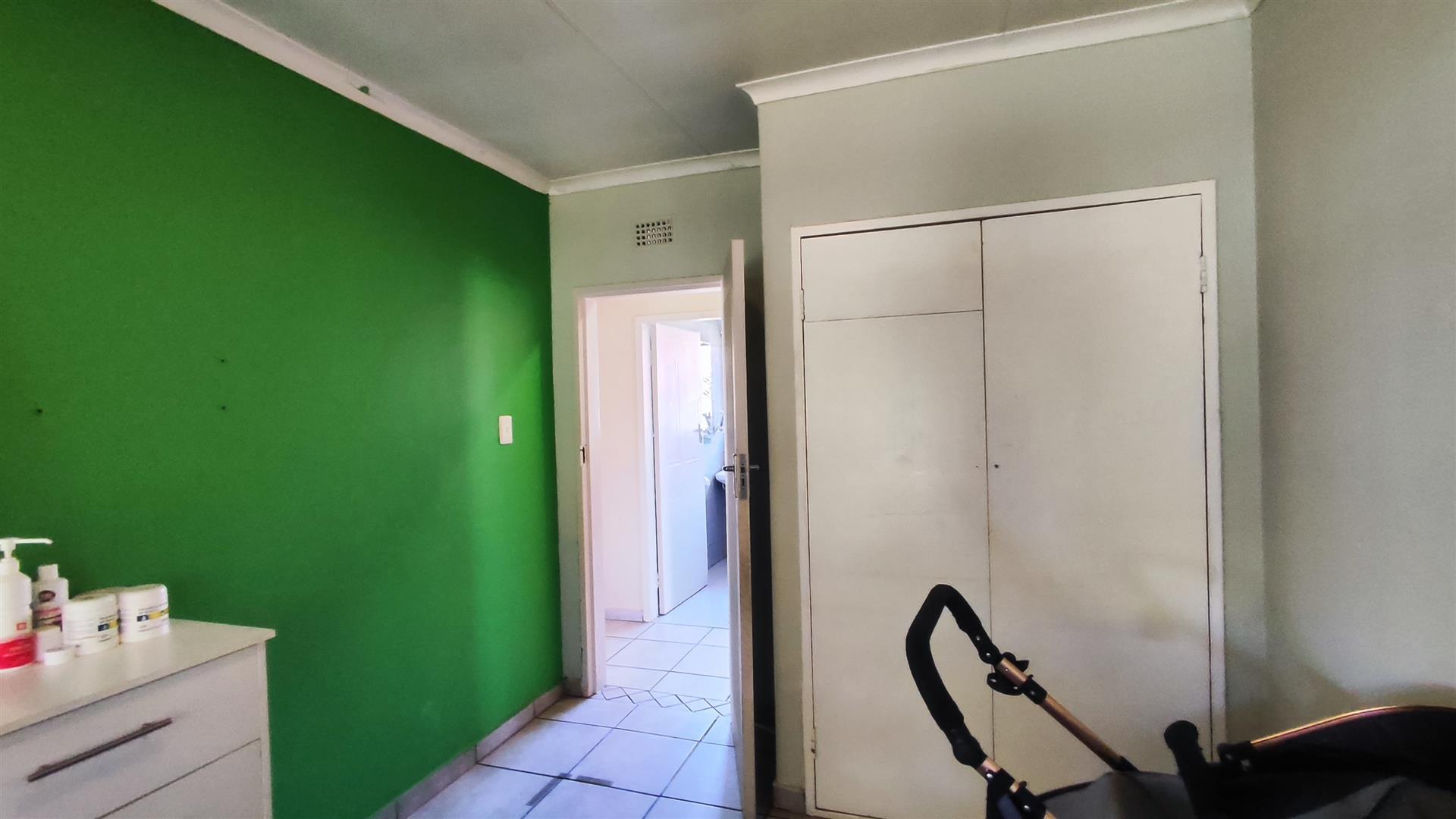 Bed Room 1 - 12 square meters of property in Modder East