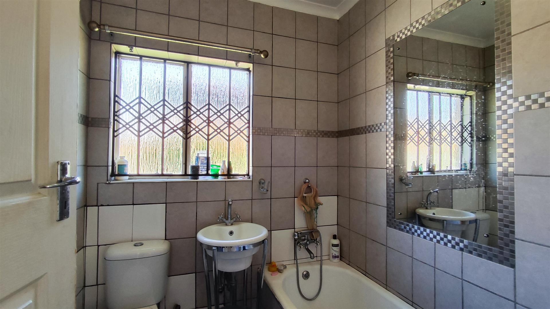 Bathroom 2 - 5 square meters of property in Modder East