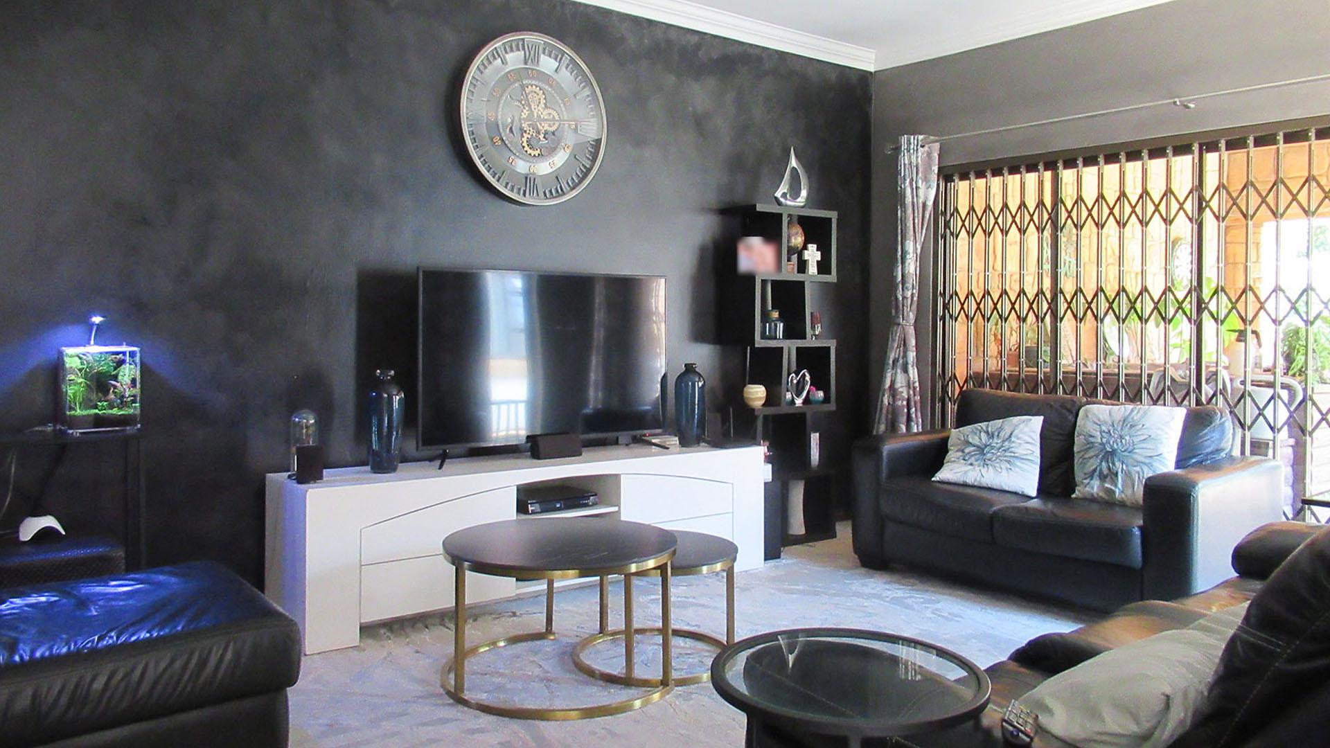 Lounges - 21 square meters of property in Honeydew Ridge