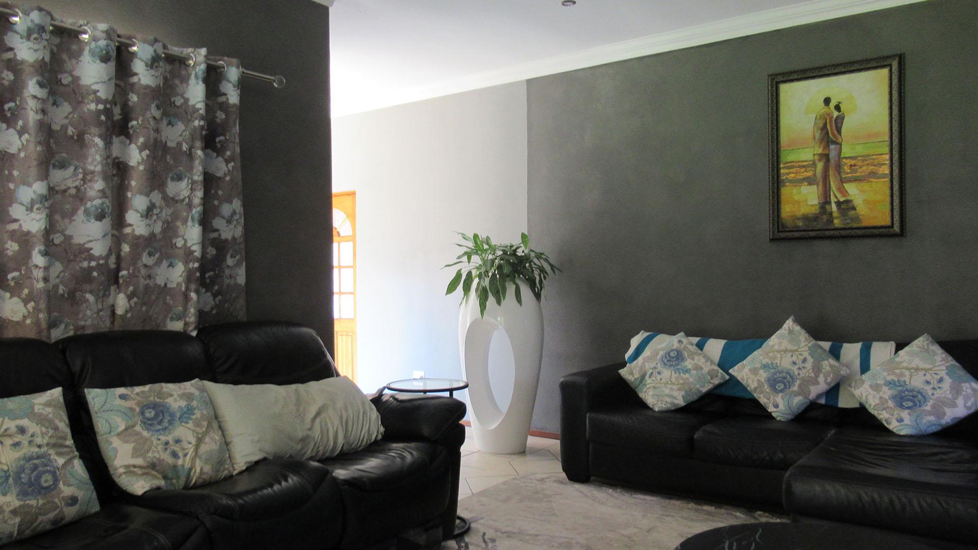 Lounges - 21 square meters of property in Honeydew Ridge