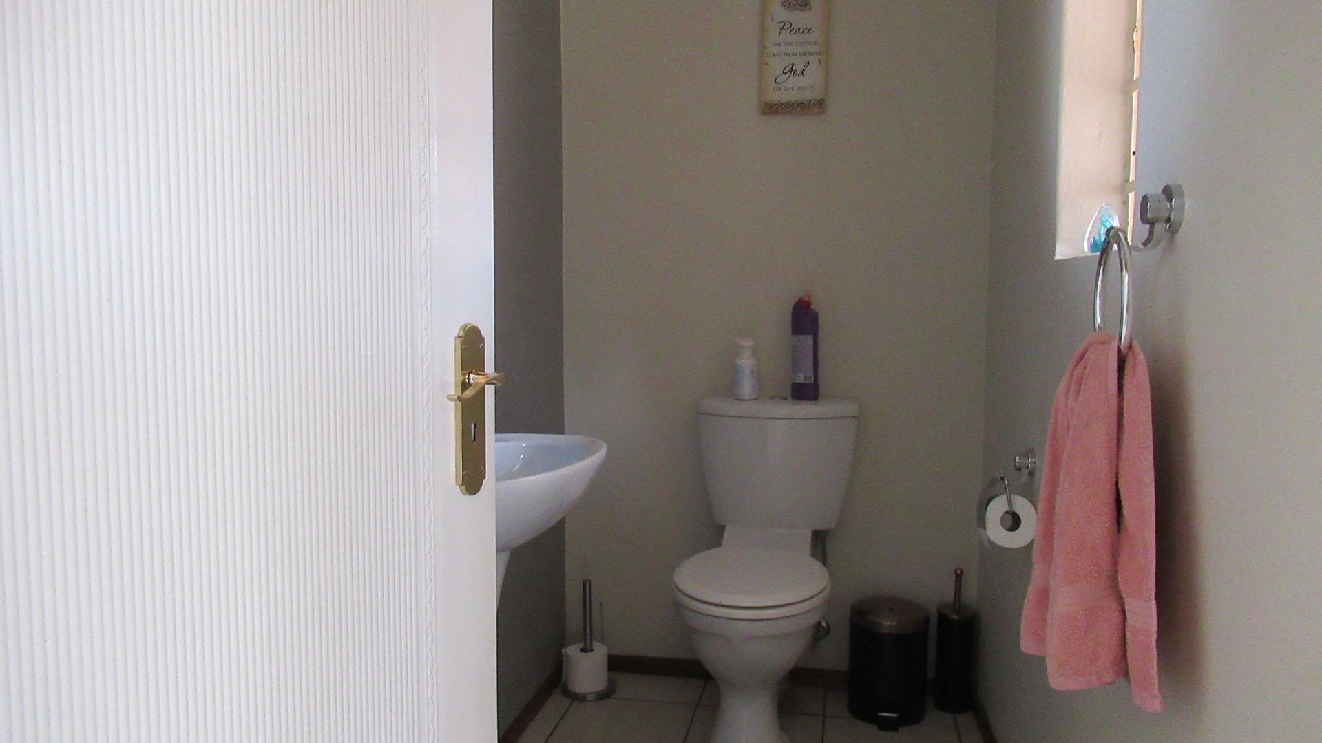 Guest Toilet - 3 square meters of property in Honeydew Ridge