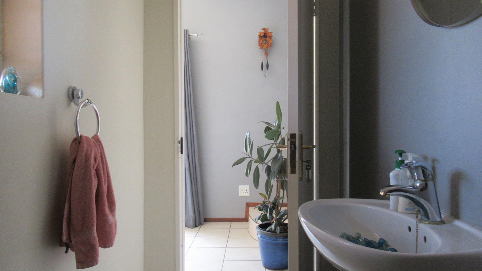 Guest Toilet - 3 square meters of property in Honeydew Ridge