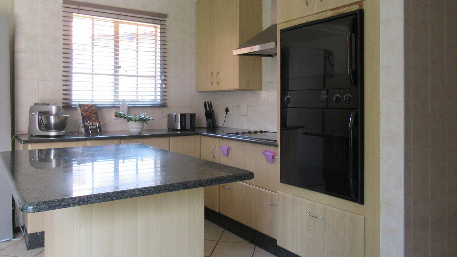 Kitchen - 21 square meters of property in Honeydew Ridge