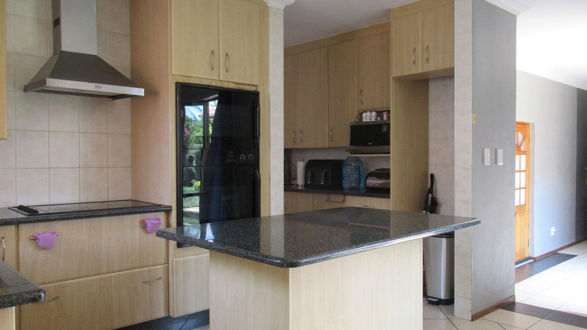 Kitchen - 21 square meters of property in Honeydew Ridge