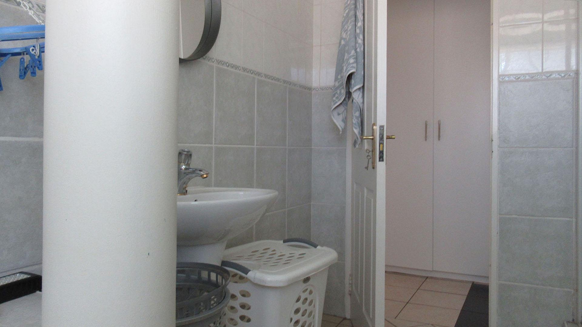 Bathroom 1 - 7 square meters of property in Honeydew Ridge