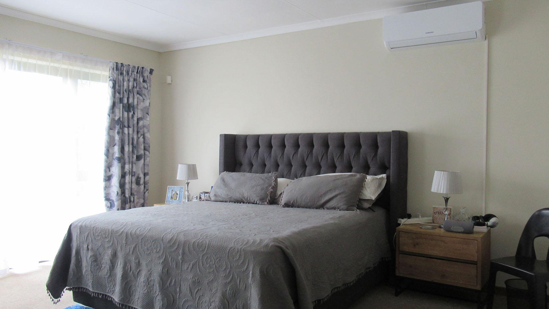 Main Bedroom - 31 square meters of property in Honeydew Ridge