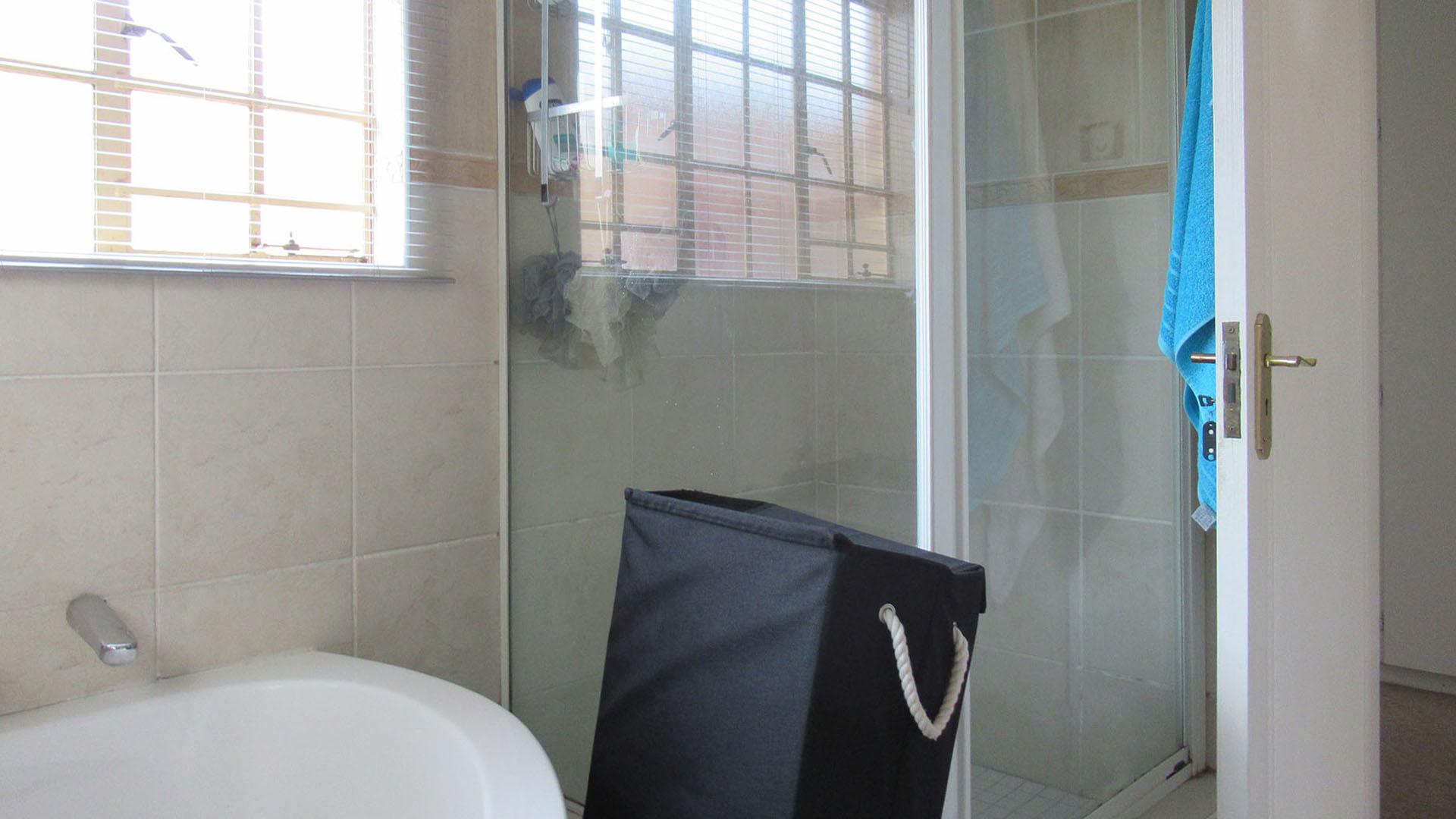 Main Bathroom - 8 square meters of property in Honeydew Ridge