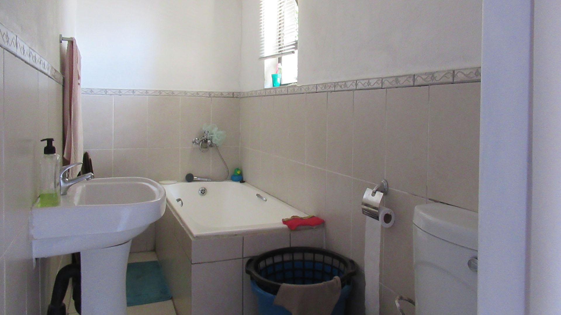 Bathroom 2 - 4 square meters of property in Honeydew Ridge