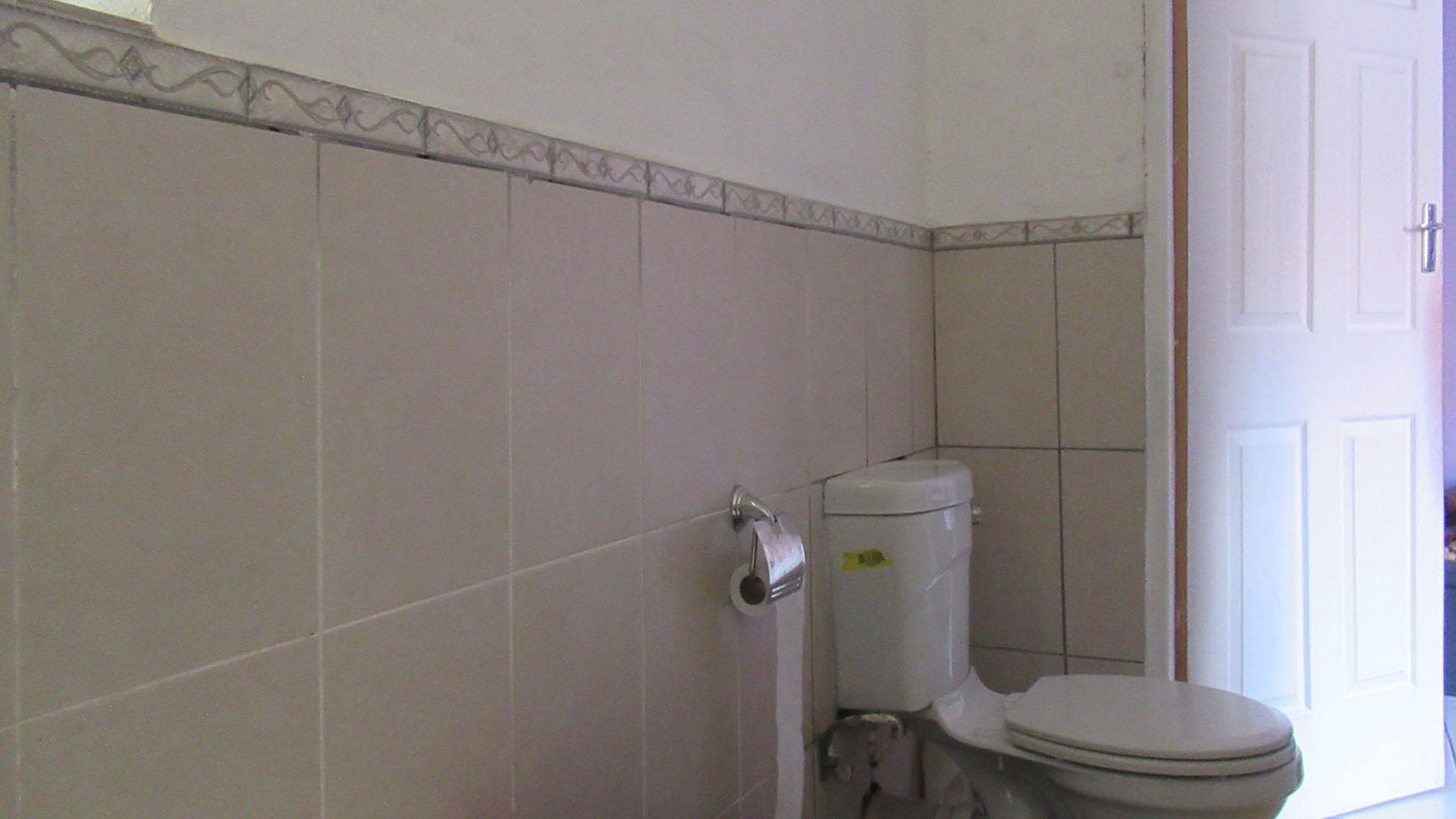 Bathroom 2 - 4 square meters of property in Honeydew Ridge
