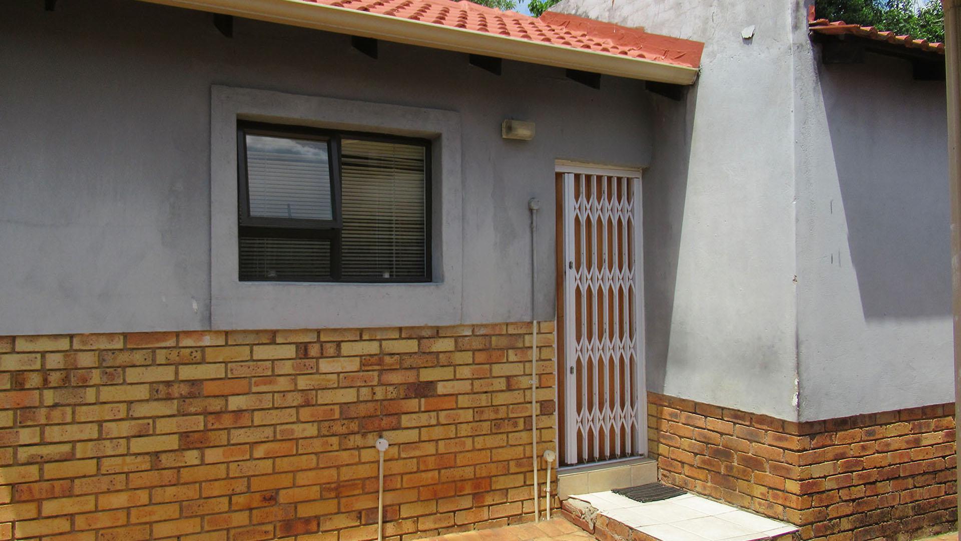 Front View of property in Honeydew Ridge