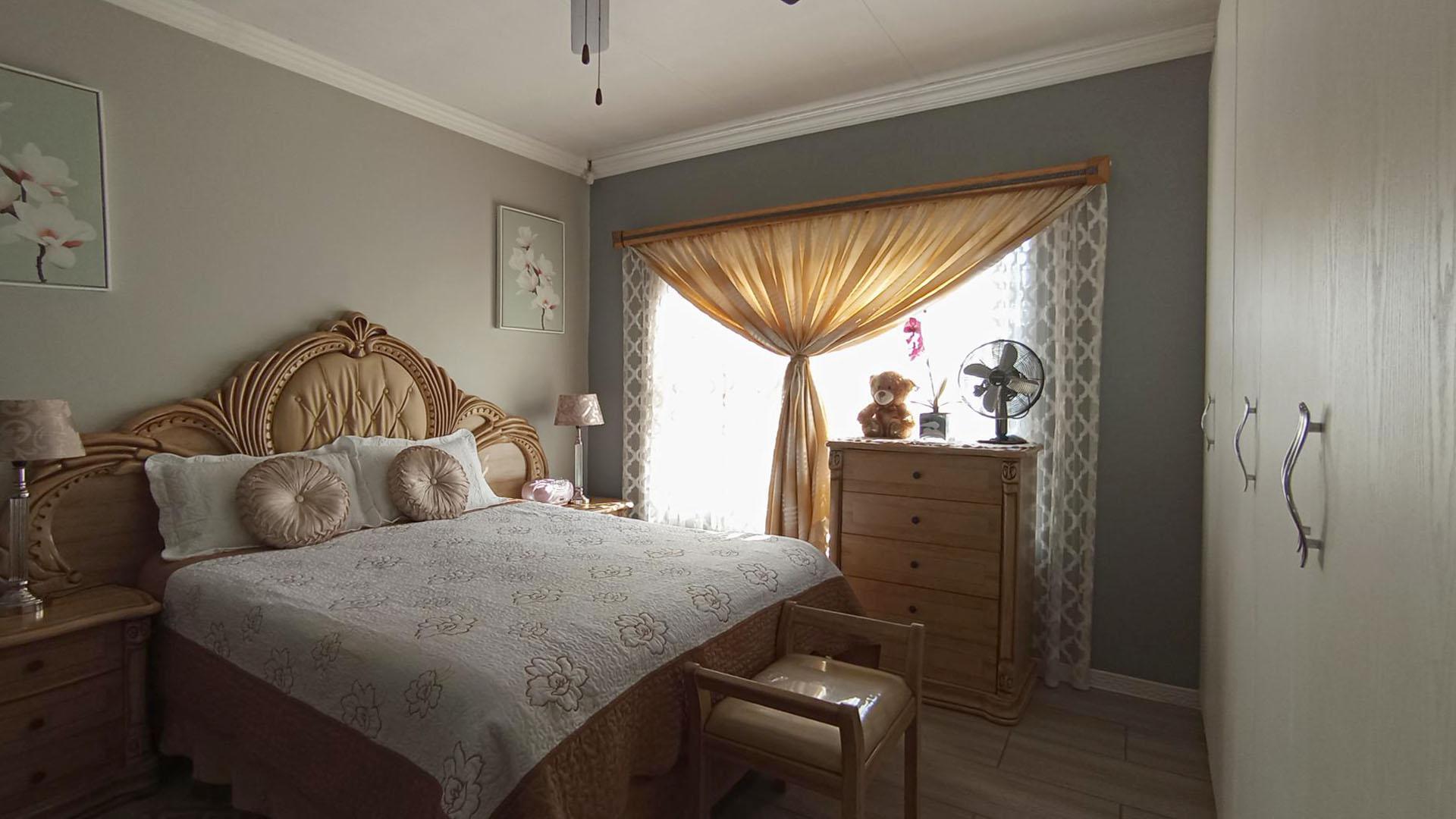 Main Bedroom - 17 square meters of property in Celtisdal