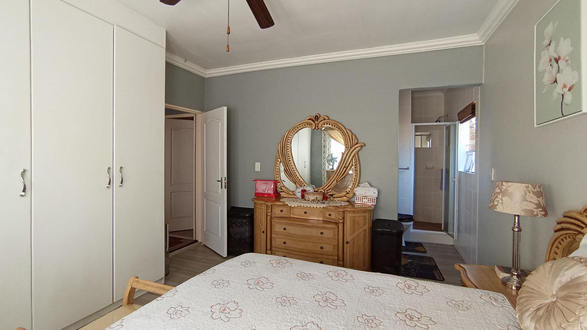 Main Bedroom - 17 square meters of property in Celtisdal