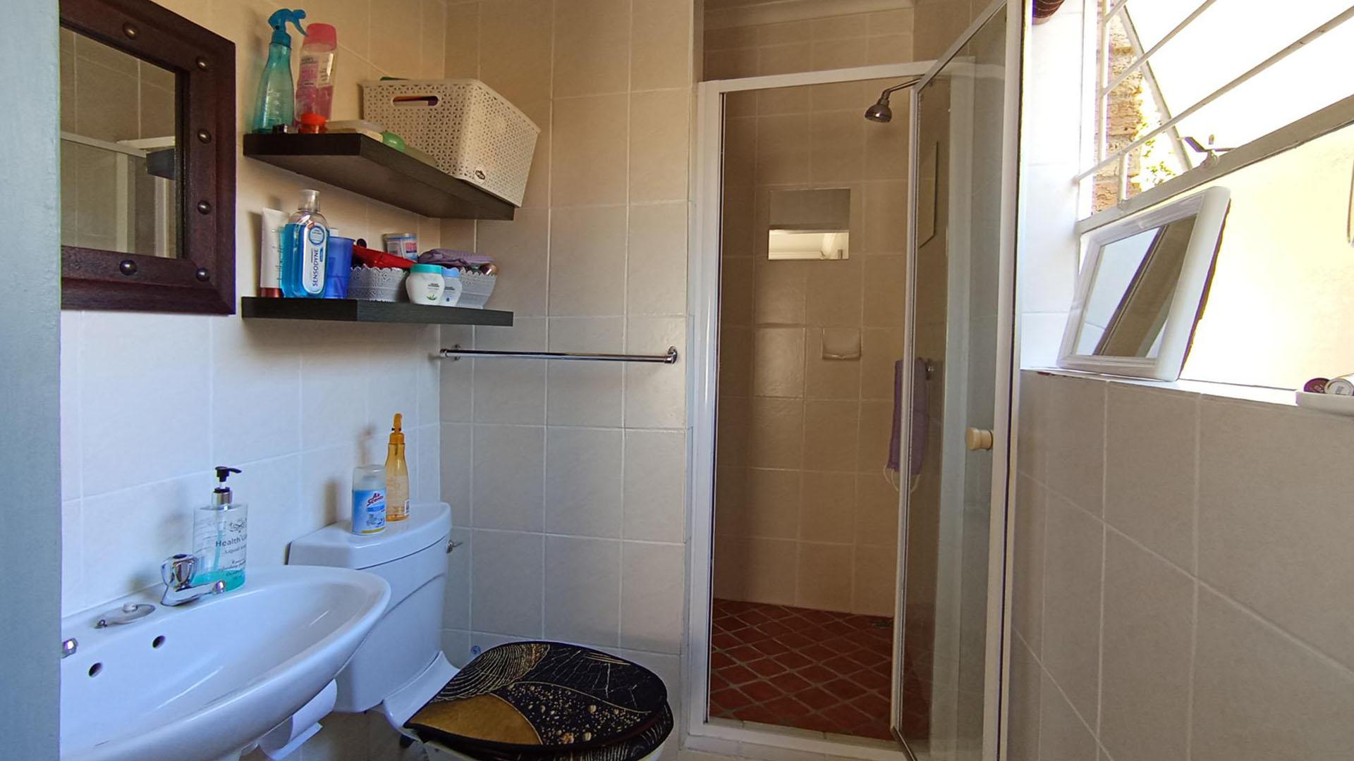 Main Bathroom - 4 square meters of property in Celtisdal