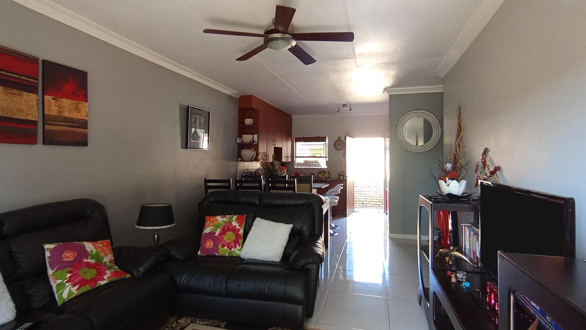 Lounges - 23 square meters of property in Celtisdal