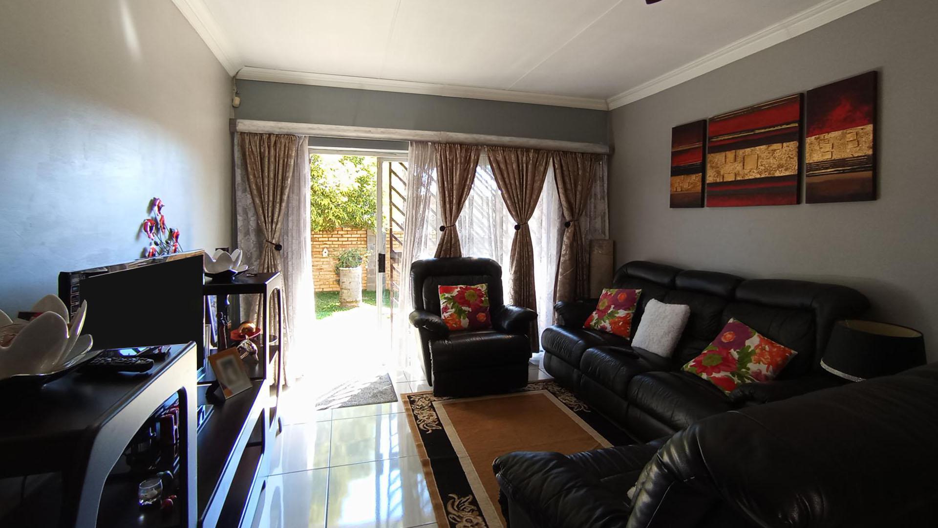 Lounges - 23 square meters of property in Celtisdal