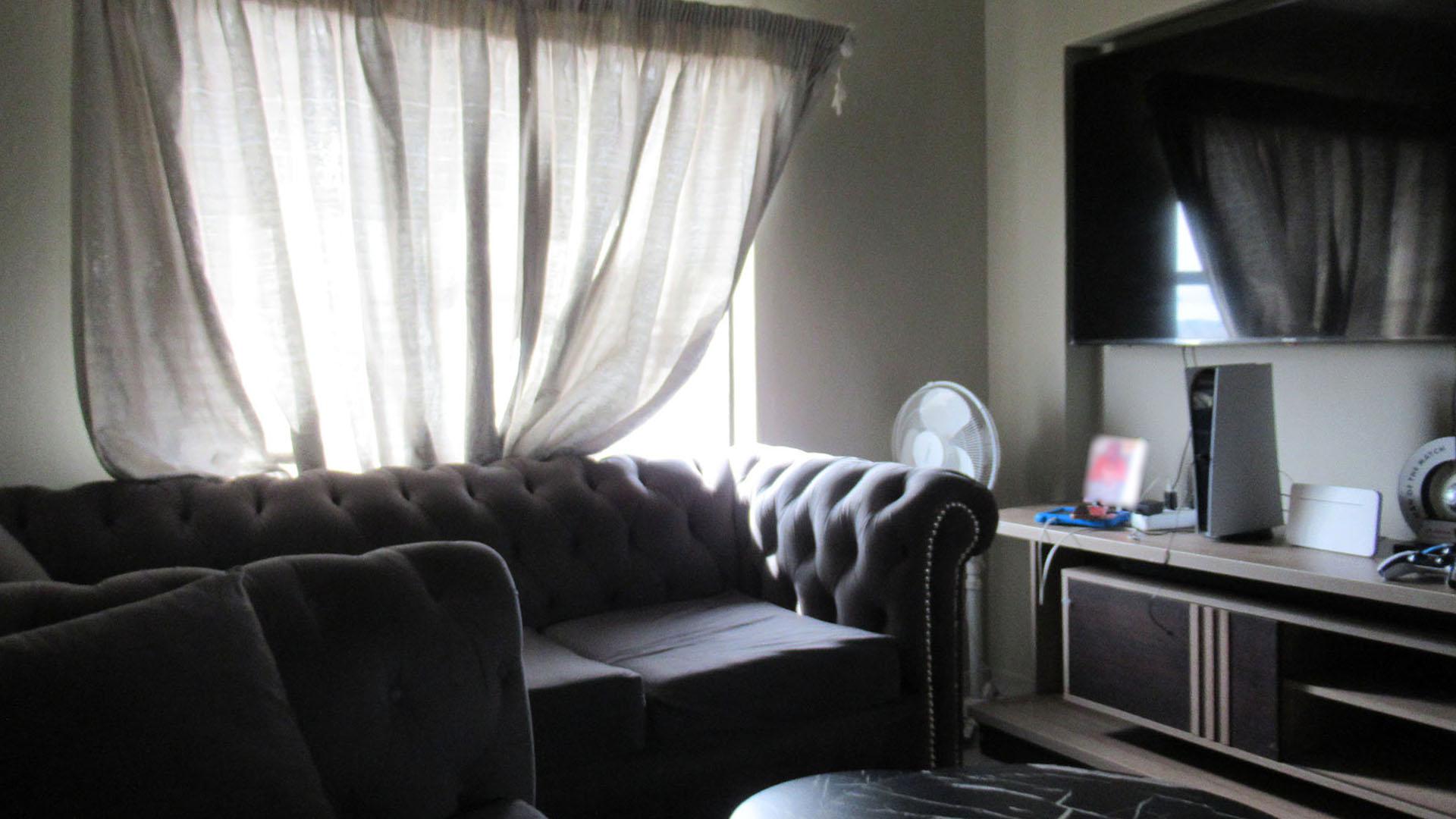 Lounges - 12 square meters of property in Sky City