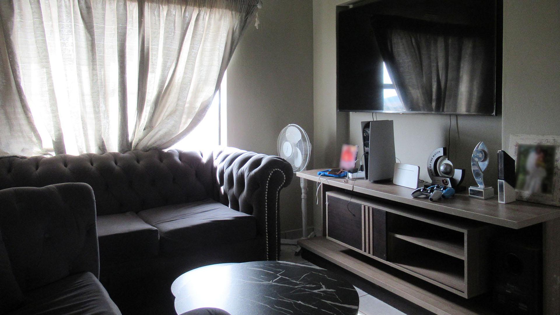 Lounges - 12 square meters of property in Sky City