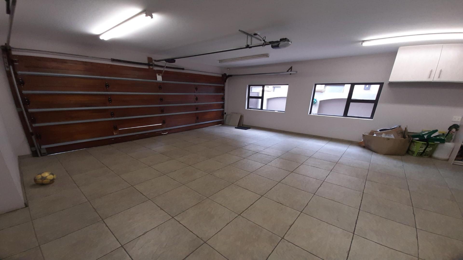 Garage of property in Sunward park