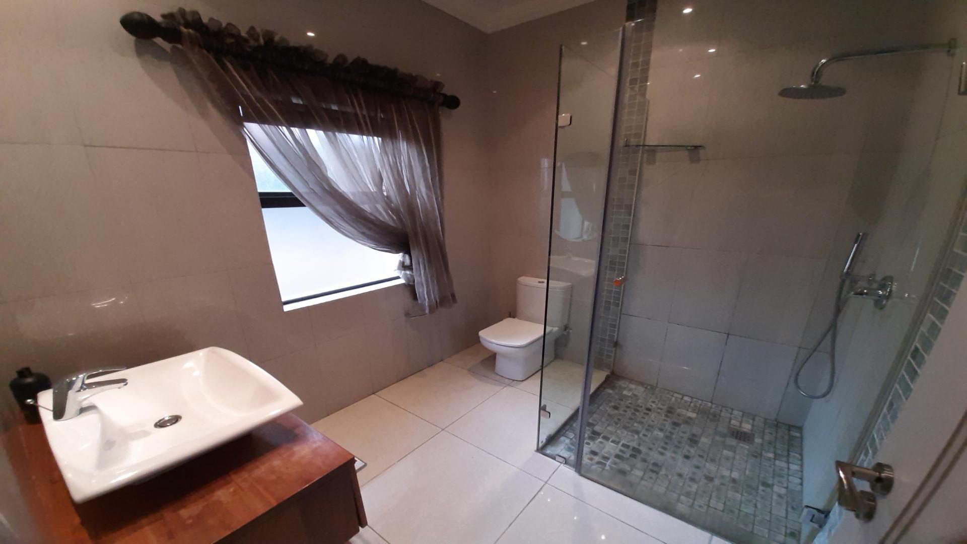 Bathroom 2 of property in Sunward park