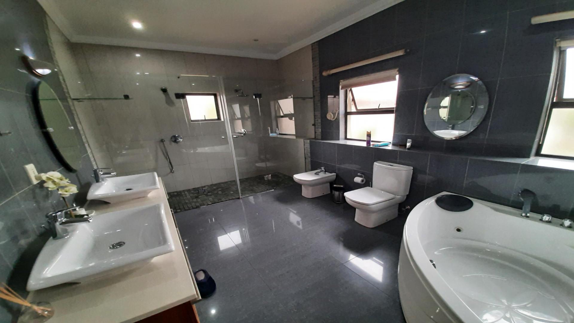 Bathroom 3+ of property in Sunward park
