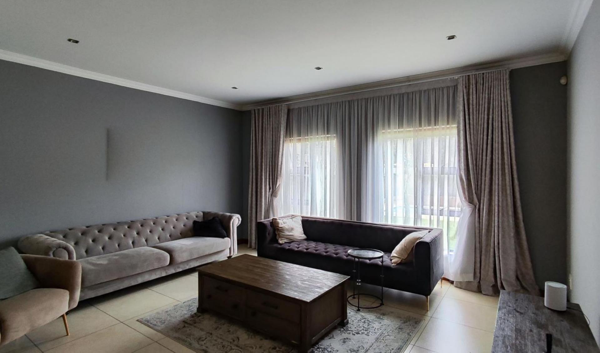 Lounges - 43 square meters of property in Sunward park