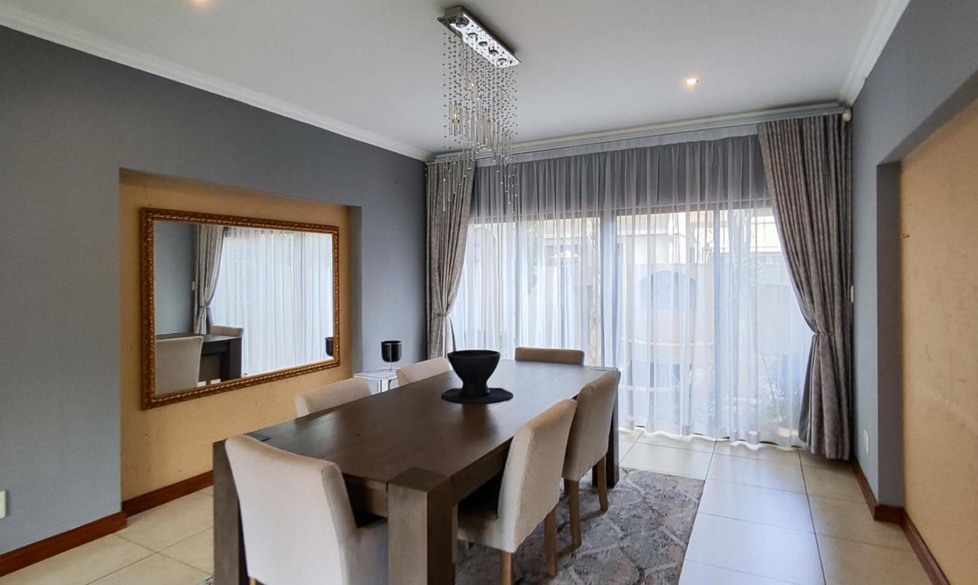 Dining Room - 19 square meters of property in Sunward park