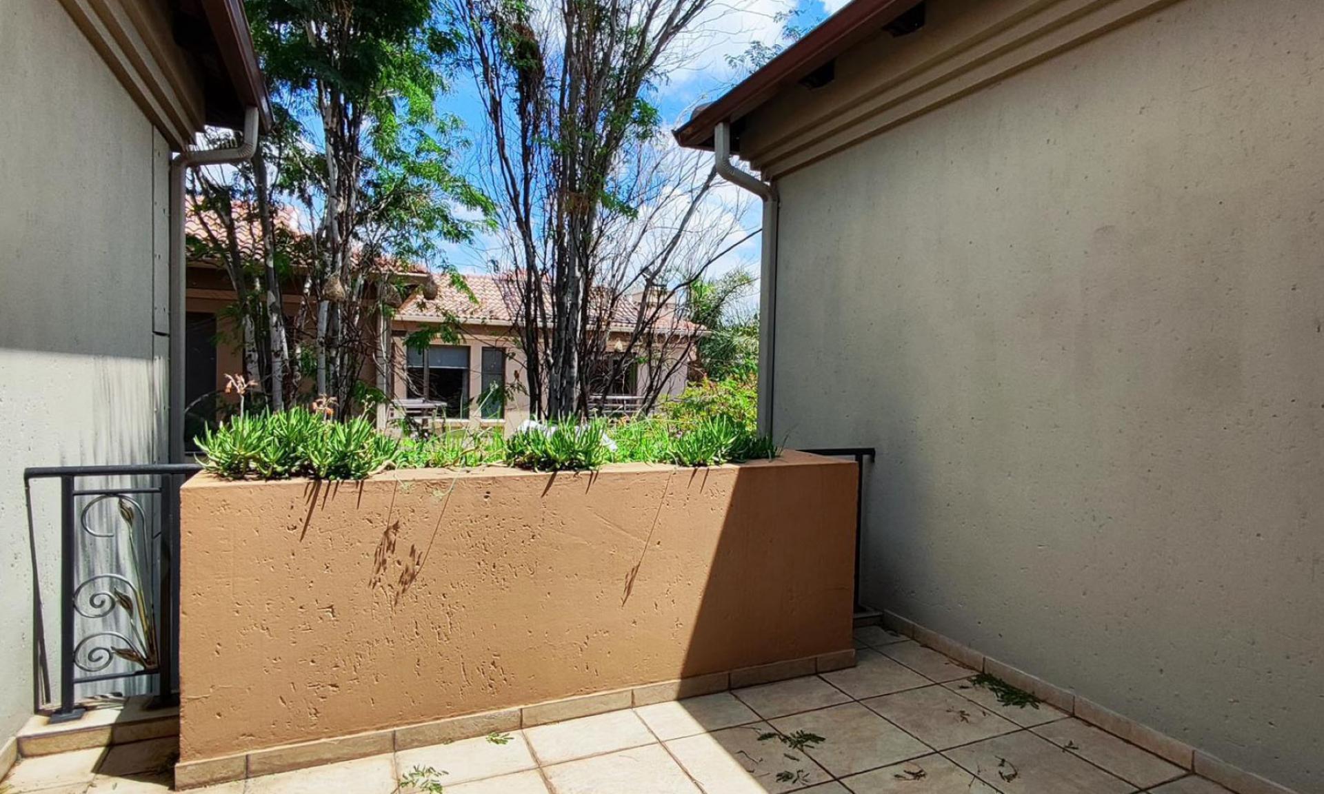 Balcony - 44 square meters of property in Sunward park